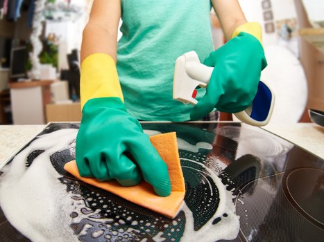 Safe setup of carpet cleaning tools in a hallway